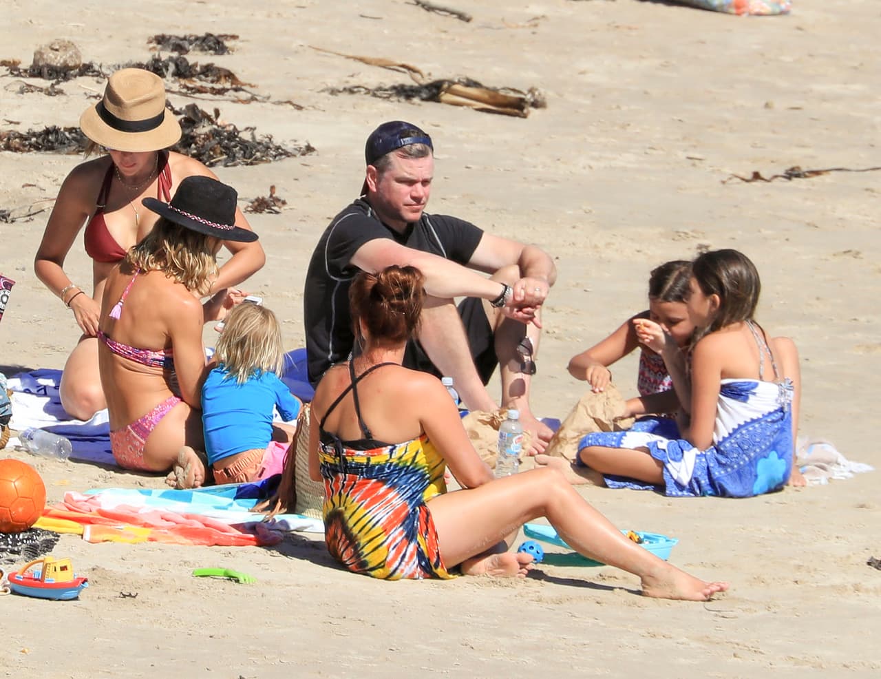 Las dos superestrellas se fueron a la playa The Pass de Byron Bay en Australia, que suelen frecuenta Chris y Elsa.