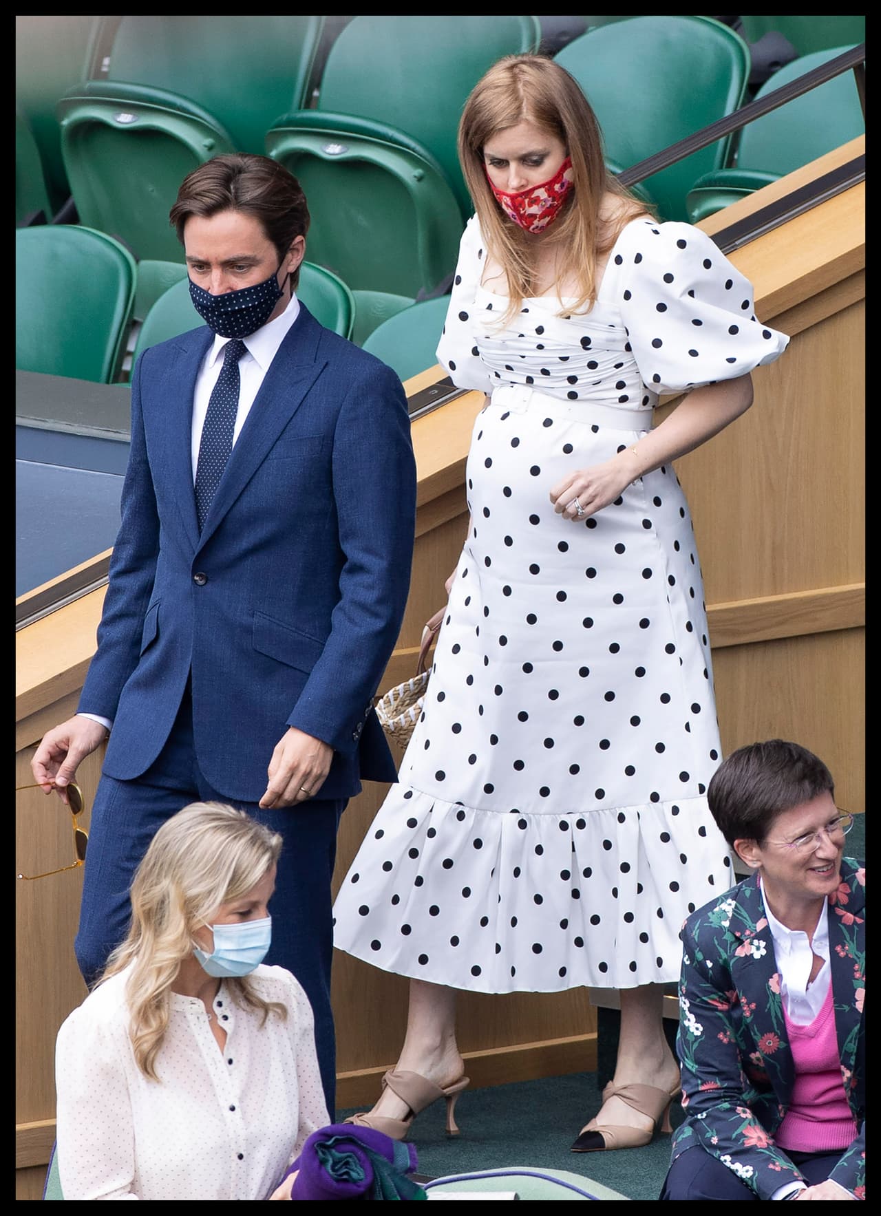 Durante el evento deportivo lució su pancita de al menos seis meses de gestación en un vestido de la marca Self-Portrait con estampado 'polka dot'.