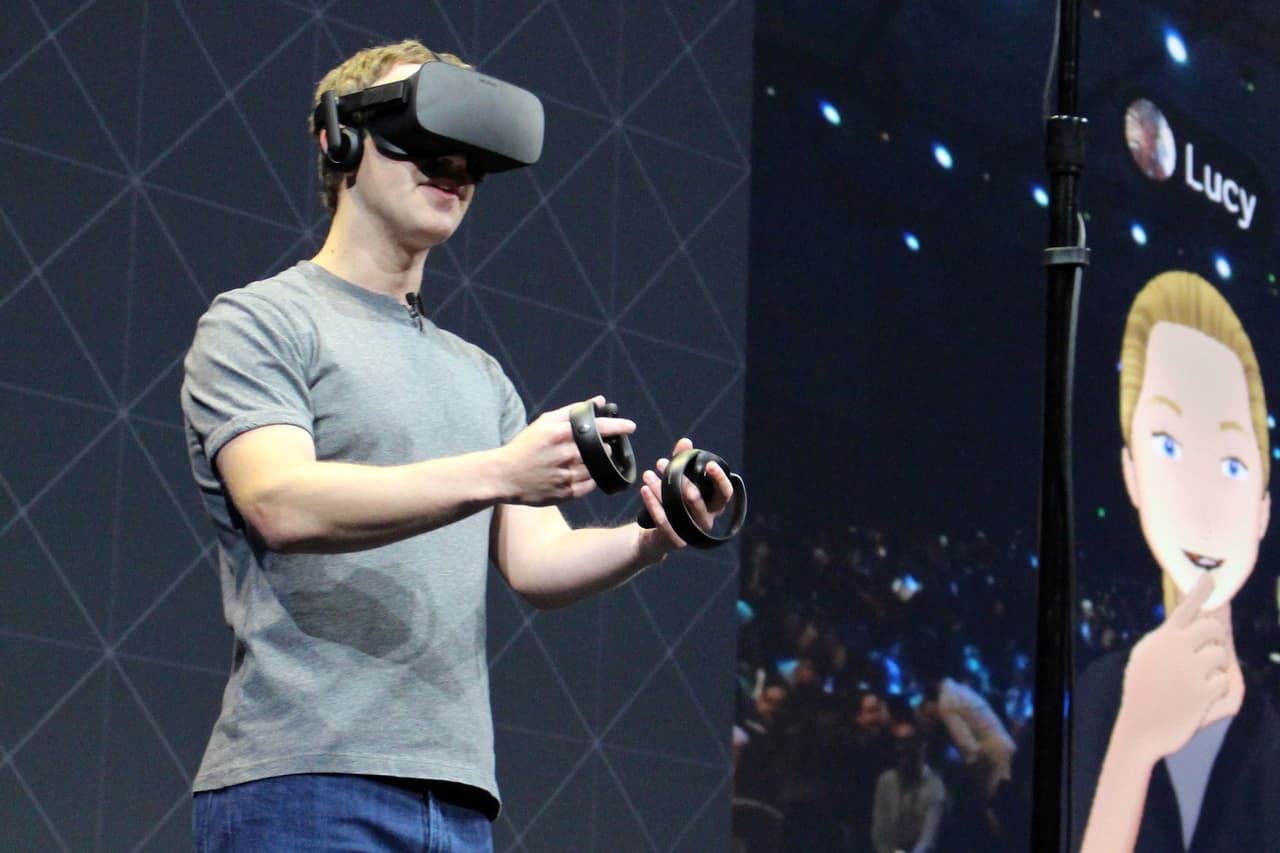 <b>Un mundo perfectamente creíble pero inofensivo: los dispositivos de realidad virtual</b>
<br>
<br>Cada vez son más comunes los aparatos que llevan al usuario a un mundo virtual en 360 grados. Esta tecnología todavía está en desarrollo, pero cada día ofrece opciones más prácticas e interesantes: está siendo utilizados para la 
<a href="https://www.popularmechanics.com/technology/gadgets/g30339013/best-inventions-of-2010s/?slide=1"><u>educación, entrenamiento militar y terapias contra la adicción a las drogas</u></a>, entre otras actividades. 
<br>
<br>Una oficina virtual, muy apropiada para los tiempos post pandemia, está en la mira de Facebook. Su idea es que los empleados interactúen en un espacio común aunque estén realmente en sus casas. A través de la division Oculus Rift, que desarrolla sus productos de realidad virtual, el CEO Mark Zuckerberg designó este año un equipo para trabajar en el "metaverso". Este es 
<a href="https://www.cnbc.com/2021/07/26/facebook-creates-exec-team-to-work-on-metaverse.html"><u>un concepto que implica la creación de mundos digitales en los que varias personas pueden habitar al mismo tiempo</u></a>.