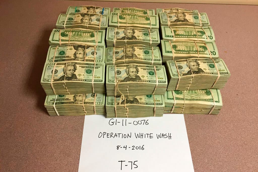 Esta foto proporcionada por la DEA muestra dólares confiscados en la Operación 'White Wash' o Lavado Blanco en 2016. La investigación permitió la detención de más de 100 personas y el decomiso de más de 100 millones de dólares y más de una tonelada de cocaína.