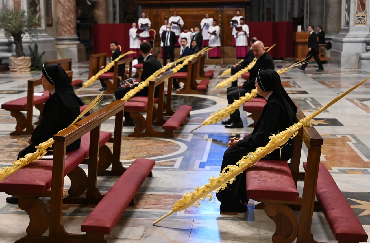 Una Basílica de San Pedro prácticamente vacía en el 'Domingo de Ramos' que marca el inicio de la Semana Santa, una de las fechas más importantes para los feligreces católicos.
<br>
