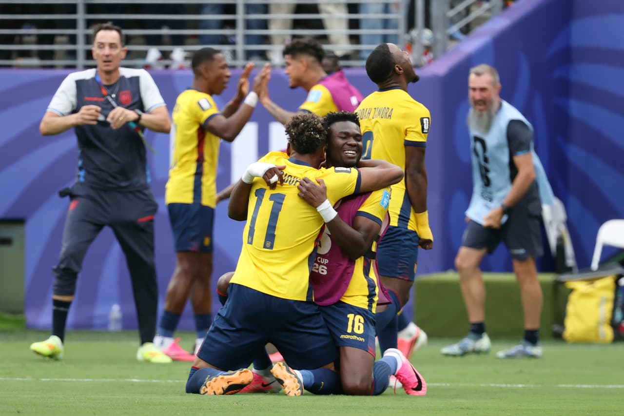 Ecuatorianos festejan su hazaña por partida doble: su triunfo sobre Alemania y su permanencia en la Copa Mundial.