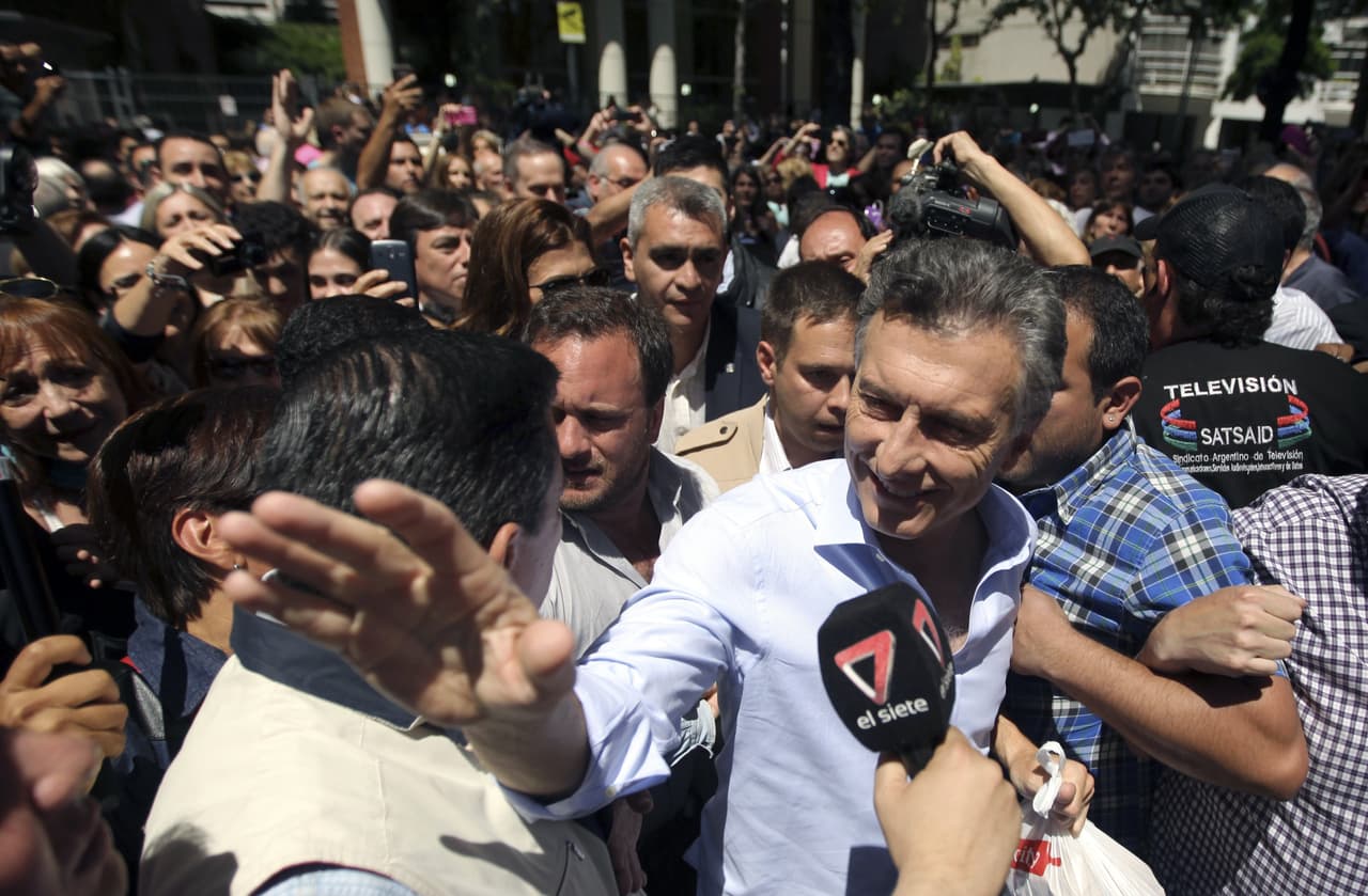 Tras votar, Macri dijo que pasará la jornada electoral jugando al fútbol.