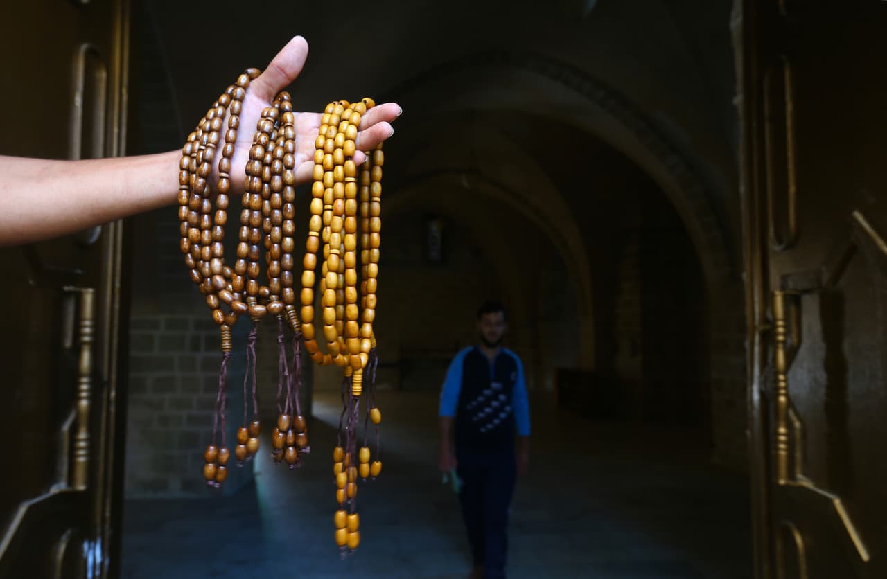 El 16 de octubre de 2002, Juan Pablo II promulgó su carta apostólica 
<i>Rosarium Virginis Mariae</i> (es decir, Rosario de la Virgen María), en la que consideró oportuna la incorporación al rosario de los llamados “misterios luminosos”, los cuales incluyen "aspectos importantes de la persona de Cristo como revelador definitivo de Dios", dice el Papa en su carta.
<br>