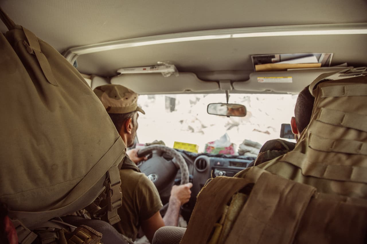 "En una camioneta del ejército y escoltados por las fuerzas especiales nos dirigimos a la línea del frente (de batalla), donde aún hay tiroteos. Aunque era muy cerca, el viaje a través de los escobros tomó algunos minutos", contó el periodista.