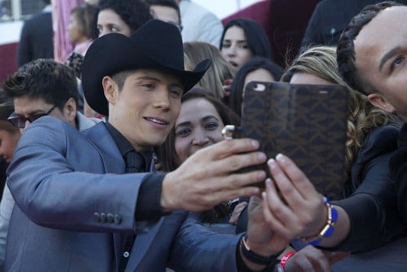 El guapo grupero alborotó a todas las chicas que querían su selfie.