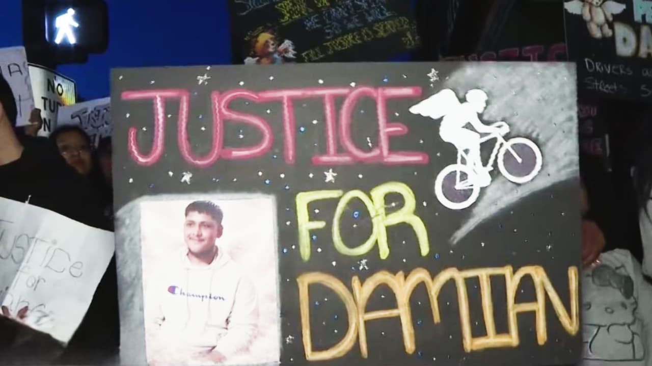 Ciclistas realizan vigilia por el joven que fue atropellado mientras repartía comida en Chicago Lawn