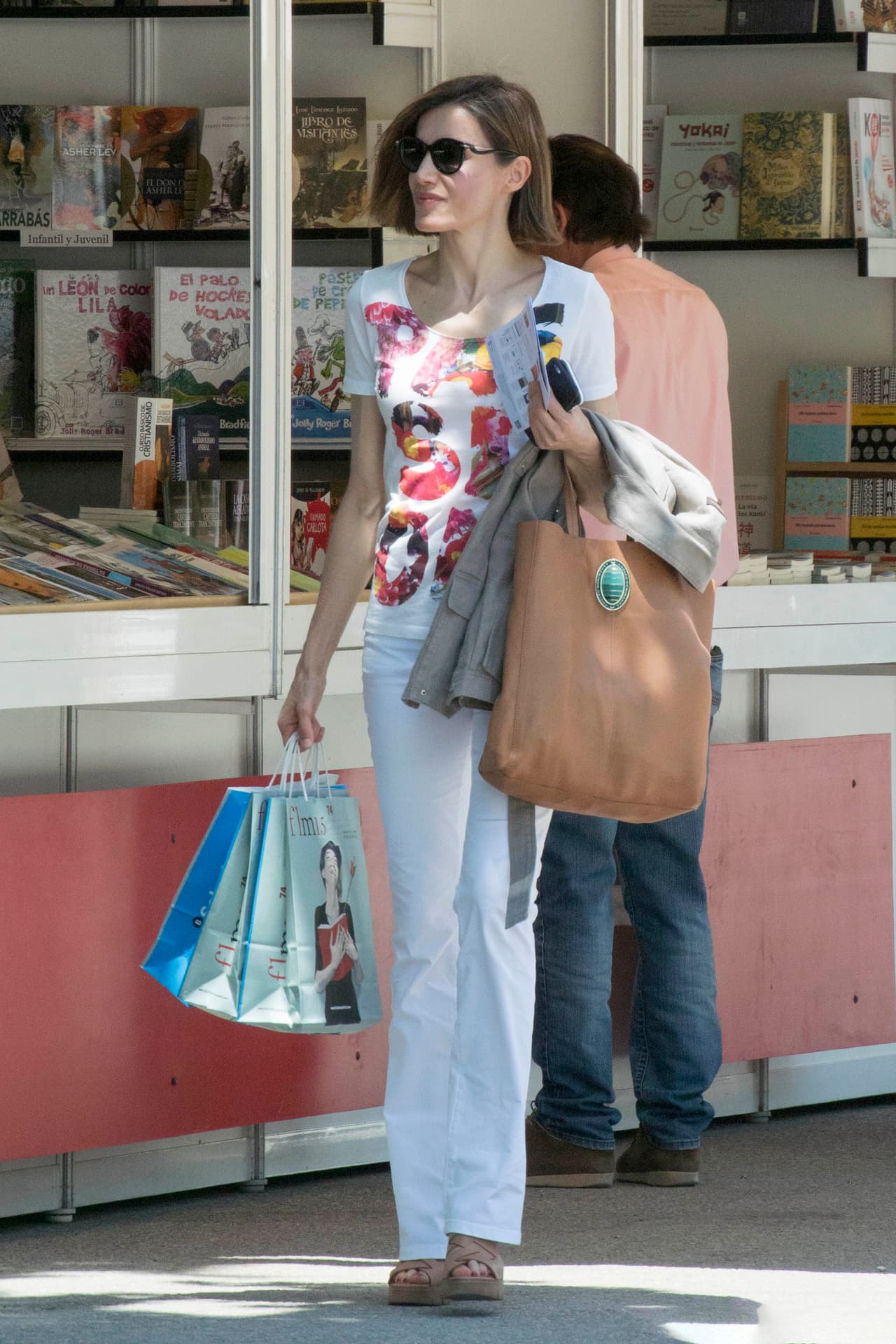 Antes de viajar a Francia dio un paseo y se fue de compras.
