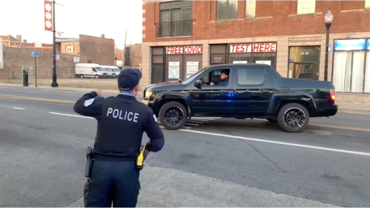 Policías acudieron a algunas estaciones para mantener el orden en la fila.