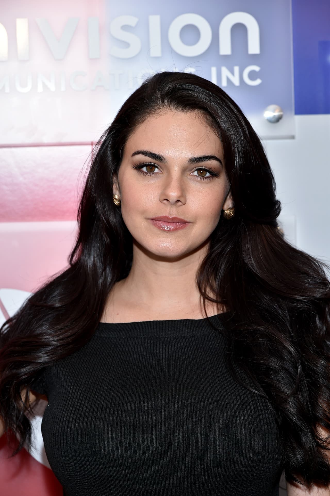 La actriz y modelo cubana siempre nos sorprende con sus atrevidos y sexys looks en la alfombra roja, ¿cuál es tu preferido?