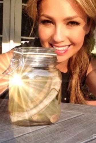 Incluso ha bromeado sobre esta polémica y en una ocasión mostró a sus seguidores de redes sociales las costillas que supuestamente se quitó. "A todos mis amorosos fans filipinos, aquí está la prueba. Mi famosas costillas, las conserve conmigo todos estos años”, escribió junto a la imagen en la que aparece con unos huesos en un frasco.