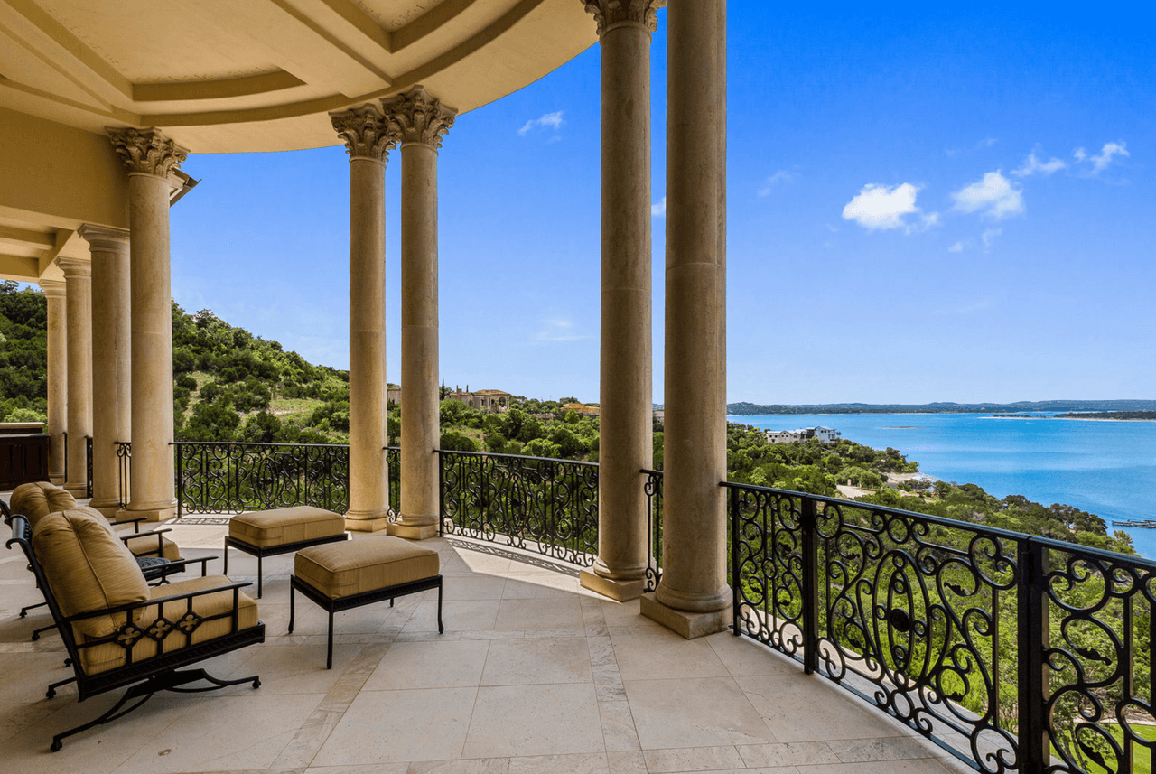 Una calle pequeña y hasta senderos están disponibles en toda la propiedad.