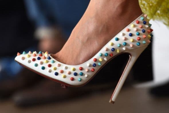 Una fashionista usa zapatos con picos de colores durante un desfile de la diseñadora australiana Kym Ellery.
