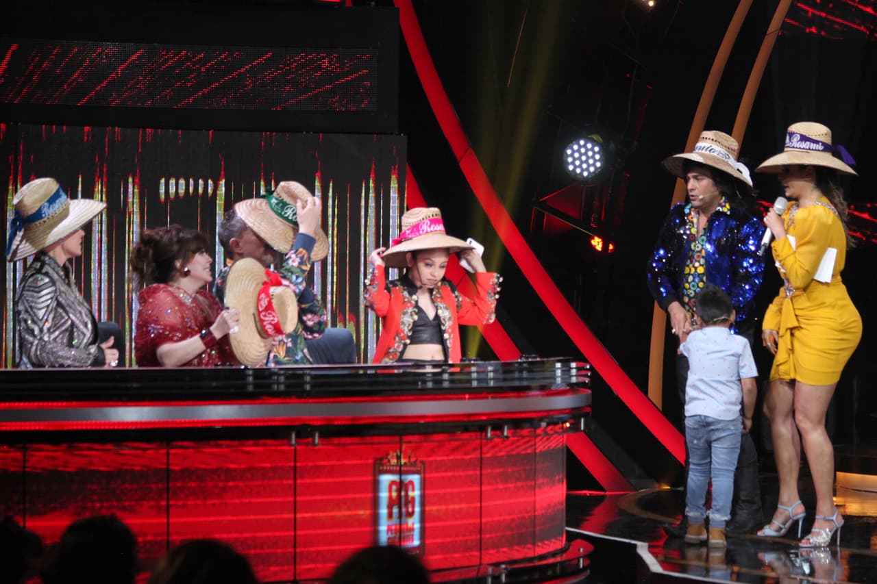 Por cierto que Giovani trajo desde Rosarito, Baja California, unos simpáticos sombreros que le regaló a los jueces y a Galilea, quienes no dudaron en lucirlos con mucho gusto.