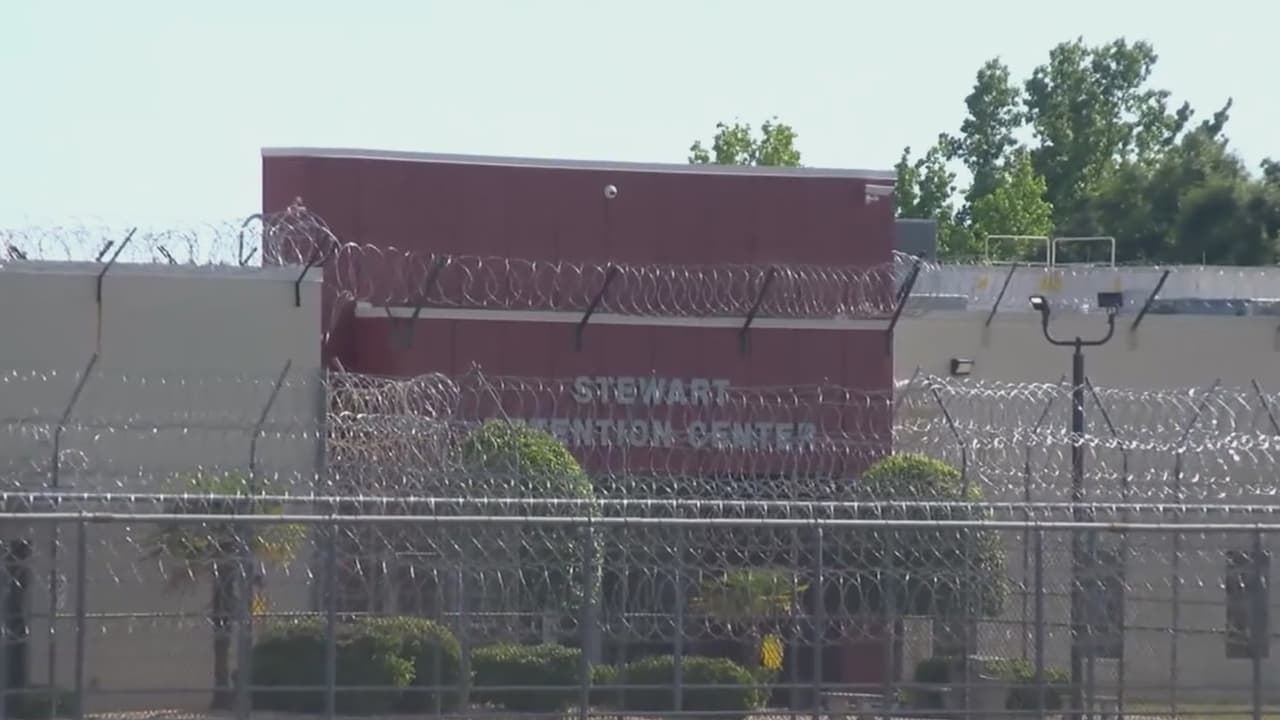 ICE acusa al congresista Hank Johnson de obstaculizar labores en centro de detención Stewart