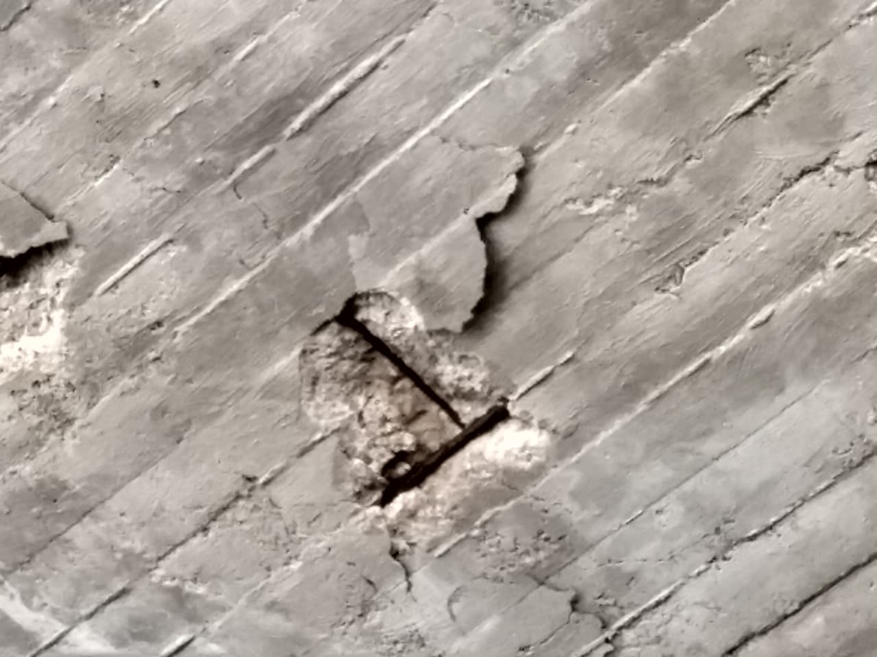 Las varillas de acero ya son visibles en algunas áreas. 
<br>