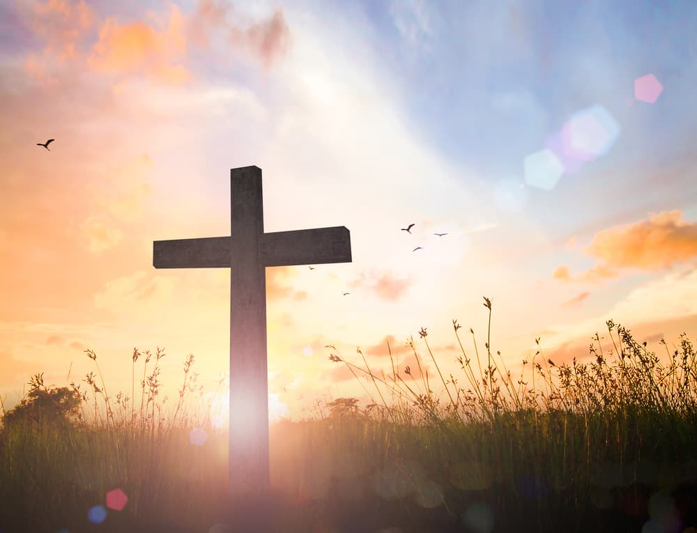 Y por otra parte, dentro de la tradición cristiana, el llamado Sábado Santo en el que muchas denominaciones cristianas esperan el Domingo de Resurrección, donde según las creencias religiosas de esa fe ocurrió la resurrección de Jesucristo.