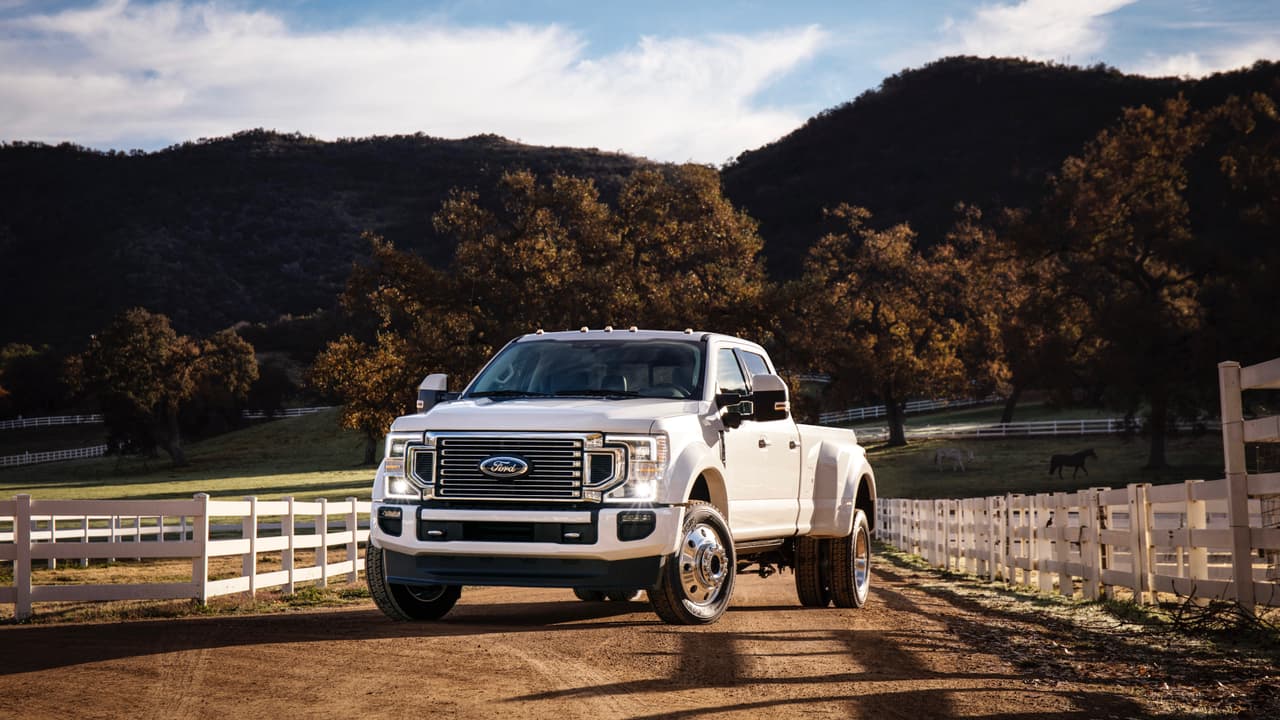 Una de las peculiaridades de la Serie-F Super Duty es que su versión 
<b>F-450 Limited 4X4 2018</b> no solo se estableció como
<b><a href="https://www.univision.com/noticias/ford/esta-es-la-pickup-de-produccion-en-serie-mas-cara-de-la-historia" target="_blank"> la camioneta pickup más cara de todos los tiempos</a></b>, sino también como la primera en superar los 100,000 dólares con su precio inicial. Ford no ha anunciado precios para la nueva versión 2020, pero desde ya le aseguramos que la F-450 Limited 4X4 2020 (en la imagen) no va a costar menos de 100,000 dólares.