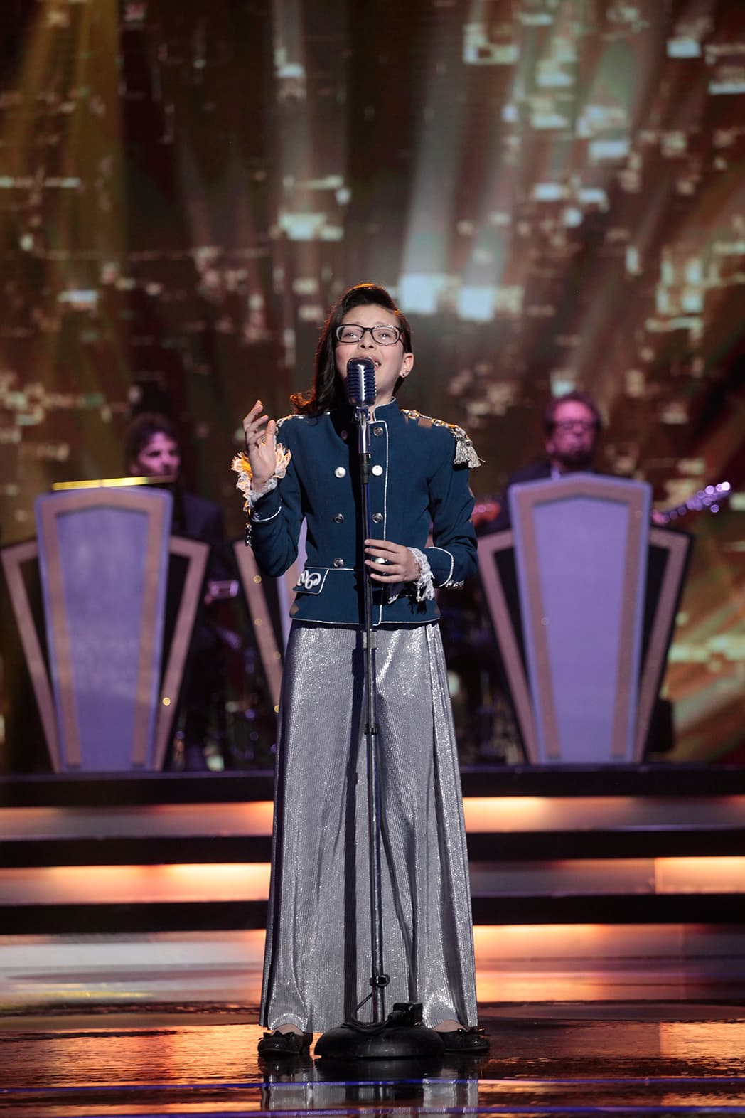 Llegó el momento de que Taisia saliera a cantar con la Big Band, antes contó cómo es su vida en Durango, al lado de su madre. Tras la emotiva cápsula, la intérprete del escuadrón de los 'Súpersabios' cantó 'Pienso en ti', que le valió una calificación perfecta.