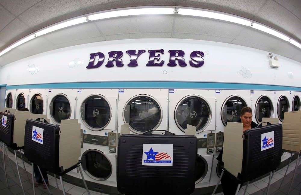 Estados Unidos elige entre dos mundos opuestos en una carrera ajustada