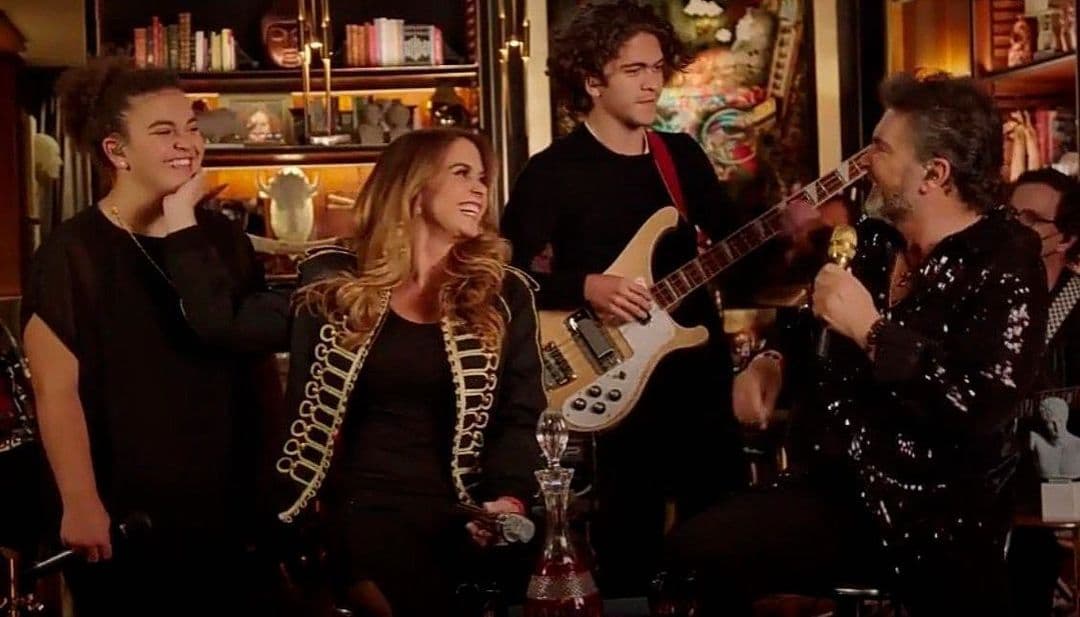 Lucero y Mijares se separaron en 2011, pero actualmente llevan una excelente relación y en gran parte es debido a que quieren que sus hijos los vean unidos.
<br>