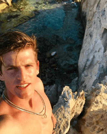 Miguel Bernardeau es hijo de la reconocida actriz española Ana Duato y el productor Miguel Ángel Bernardeau.