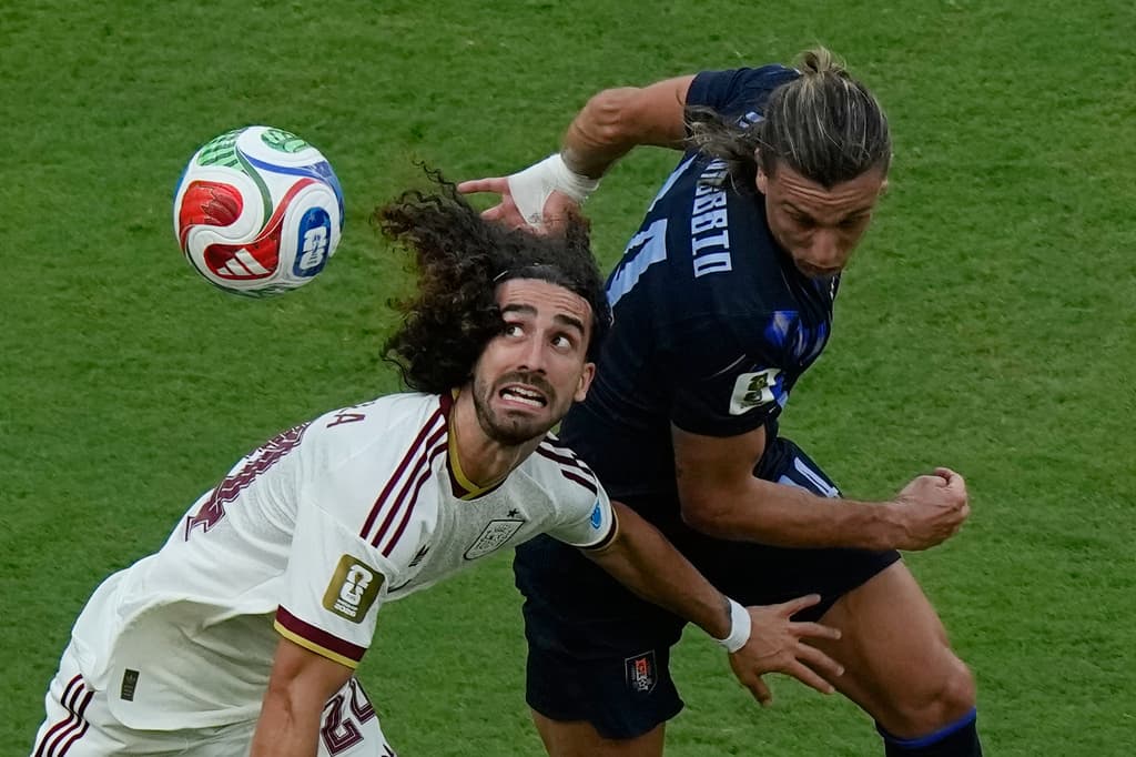 Marc Cucurella de España pelea fuerte el balón contra Agustín Canobbio de Uruguay.