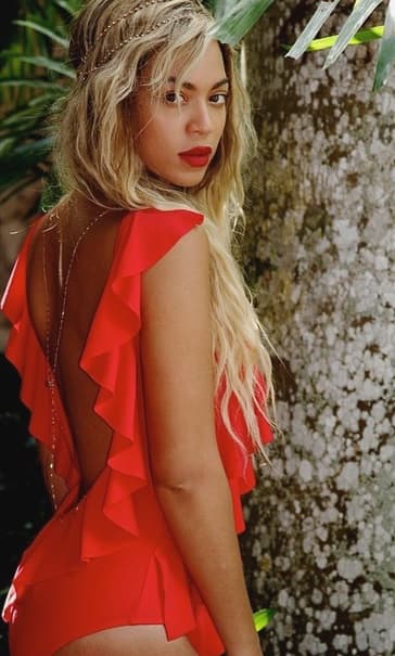 Su belleza inigualable la pone siempre bajo todos los reflectores.