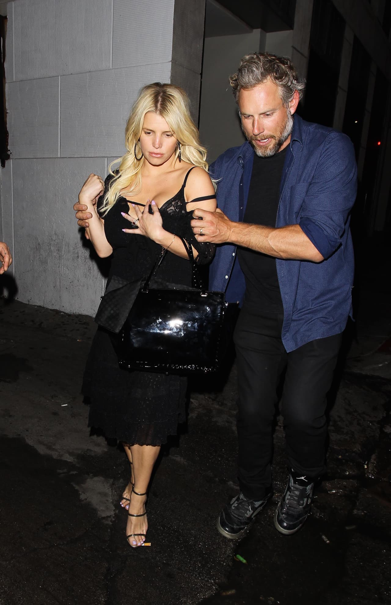 Pasito a pasito hasta llegar a su automóvil.