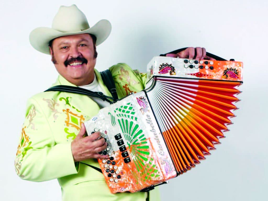 Ramón Ayala tuvo su primer acordeón a los 5 años de edad: un obsequio de su padre. Frecuentemente tenía que pegarle las teclas con goma de mascar para poder ejecutarlo. La habilidad nata de Ayala le rendiría frutos muy pronto, pues al poco tiempo lo convirtió en un experto en dicho instrumento, al grado de merecer el mote de 'El rey del acordeón'.