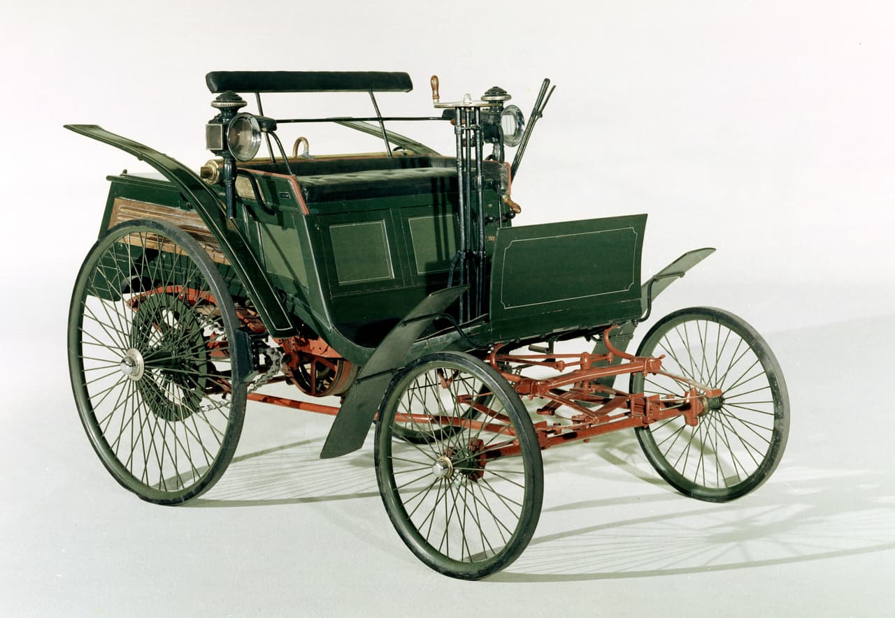 <b>Benz Velo</b>
<br>Año: 1894
<br>Velocidad máxima: 12 mph (20 km/h)
<br>0-60 mph: No disponible
<br>Motor: monocilíndrico horizontal de 1.05 litros
<br>Potencia: 2 HP
<br>Precio original: 1,500 dólares (aproximadamente)