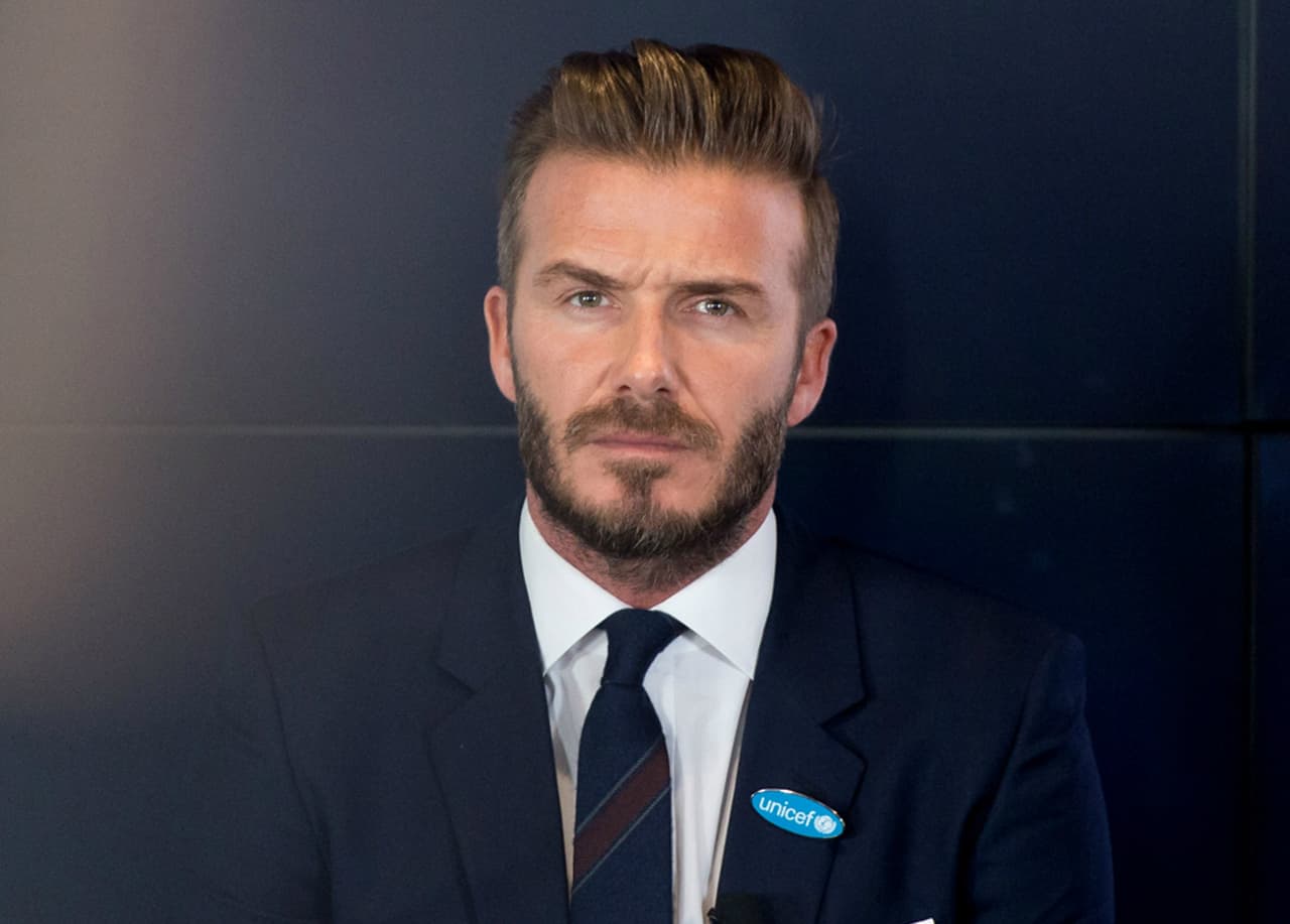 El deportista David Beckham es obsesivo compulsivo, algo que manifiesta en una numerosa cantidad de rituales que realiza antes de llegar al campo de fútbol. Ha dicho que en casa organiza su ropa por colores, clasifica las bebidas en su nevera y las revistas de las mesas. Ha tratado varios tratamientos, pero dice que con el tiempo lo más importante para su vida ha sido aprender sobre su enfermedad.