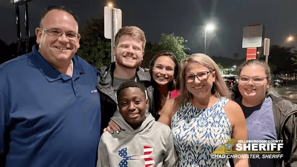 Su padre lo apuñaló y mató a su familia. Ahora fue adoptado por el policía que atendió la emergencia