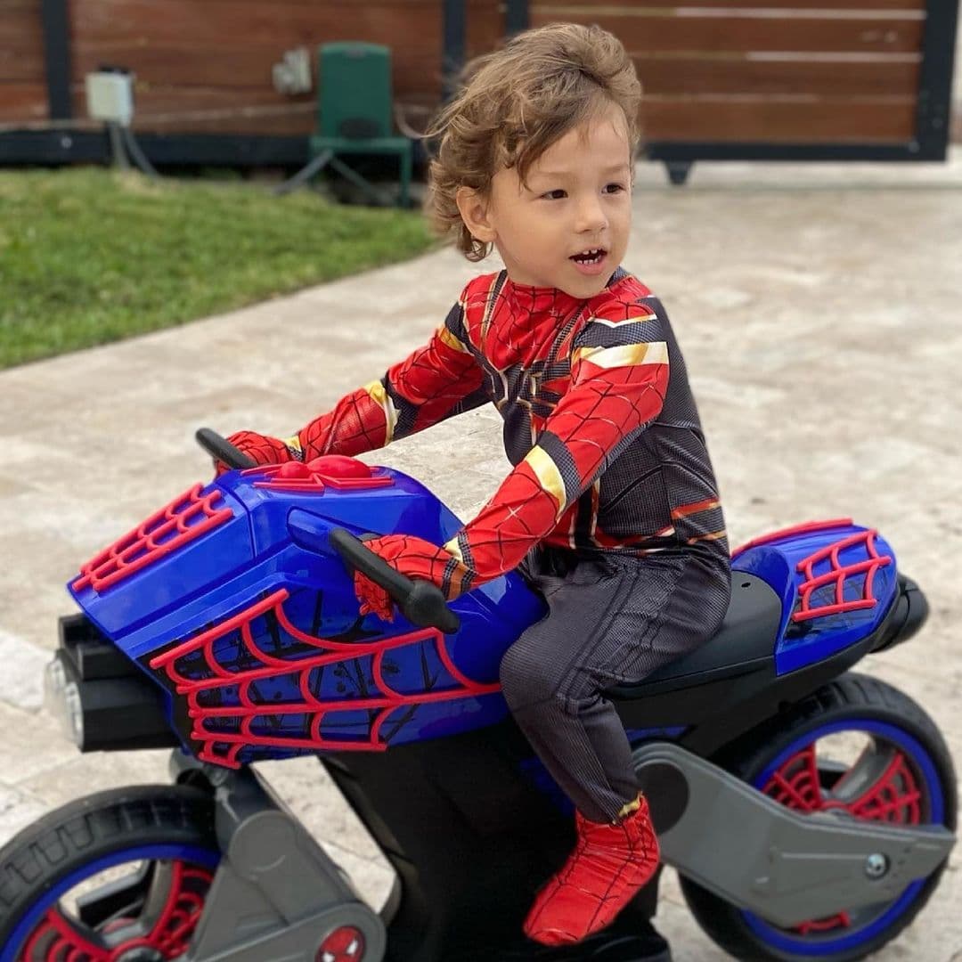 Su hijo está gozando de su niñez al máximo, en esta etapa puede ser lo que su corazón le indique, hasta un superhéroe.