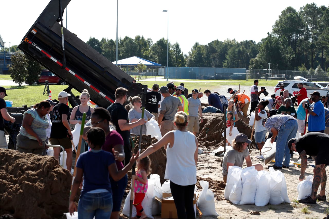 Residentes de Virginia Beach, Virginia, llenan bolsas de arena para proteger sus propiedades, a un día de la llegada de Florence.