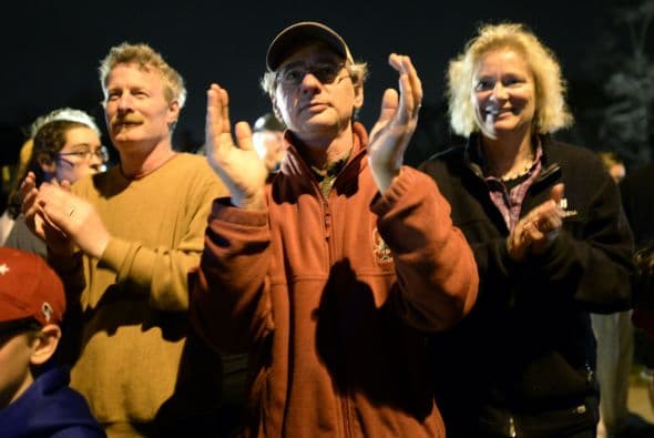 La policía confirmó vía Twitter, la detención del segundo sospechoso de los atentados del pasado lunes en el maratón de Boston (EE.UU.) y que había sido acorralado en el barrio de Watertown. "CAPTURADO!!! La caza se ha acabado. La búsqueda ha terminado. Se acabó el terror. Y la justicia ha ganado. El sospechoso está bajo custodia", se lee en el tuit de la policía de Boston. A lo largo de toda la jornada un extraordinario despliegue policial había perseguido a Dzhokhar Tsarnaev, un joven de 19 años de origen chechén, presunto coautor de los atentados. Según el diario Boston Globe, Tsarnaev fue capturado después de un tiroteo en el que resultó herido, por lo que está siendo trasladado al Hospital Mount Auburn de Cambridge. Un oficial le dijo al diario que el joven, de 19 años, se encuentra consciente. La noticia de su captura fue acogida con aplausos por el público que salió de sus casas.