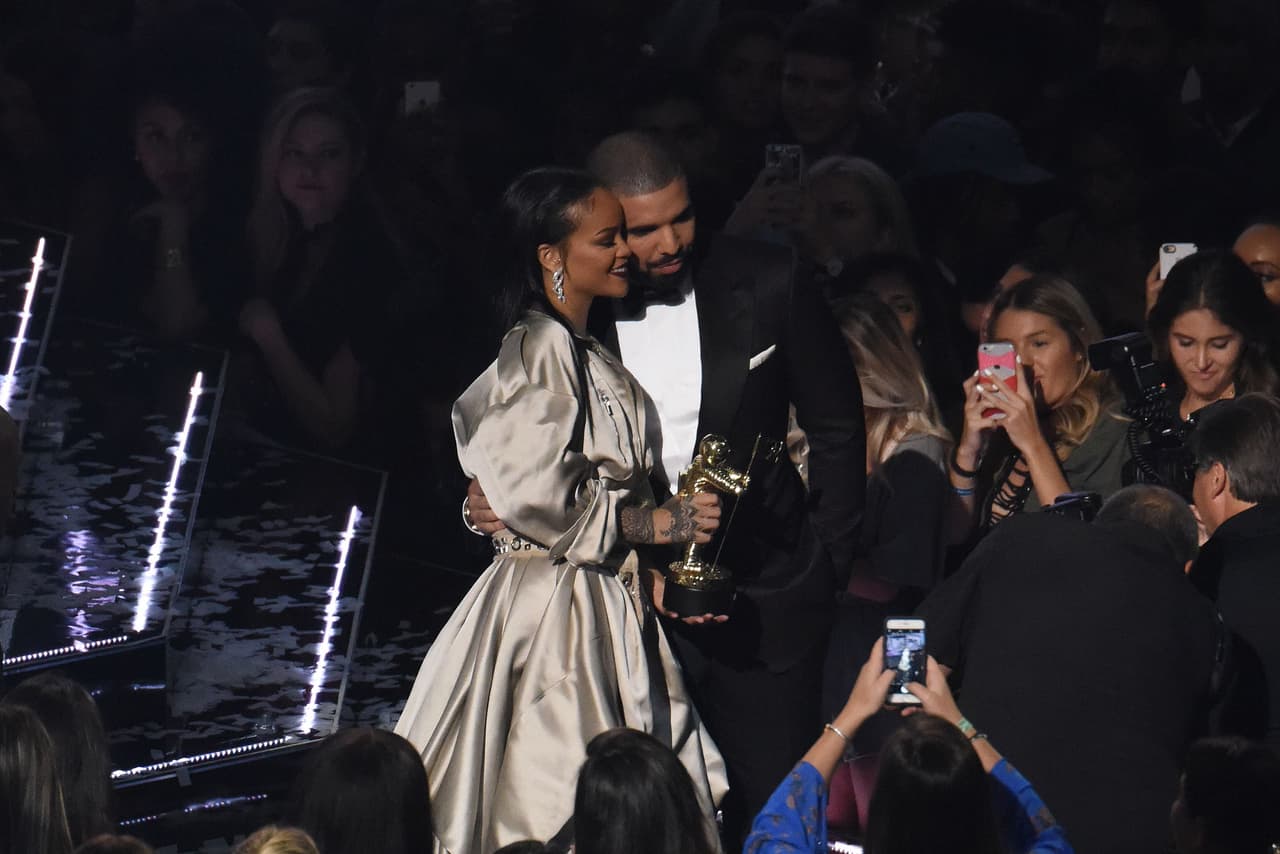 Anterior a Hassan Jameel, Rihanna se relacionó con los cantantes Chris Brown y Drake.