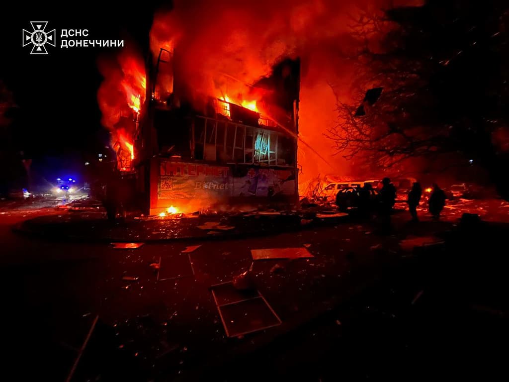 Ataques rusos dejan más de 20 muertos en Ucrania, tras el viraje de Trump que suspendió ayuda y datos de inteligencia