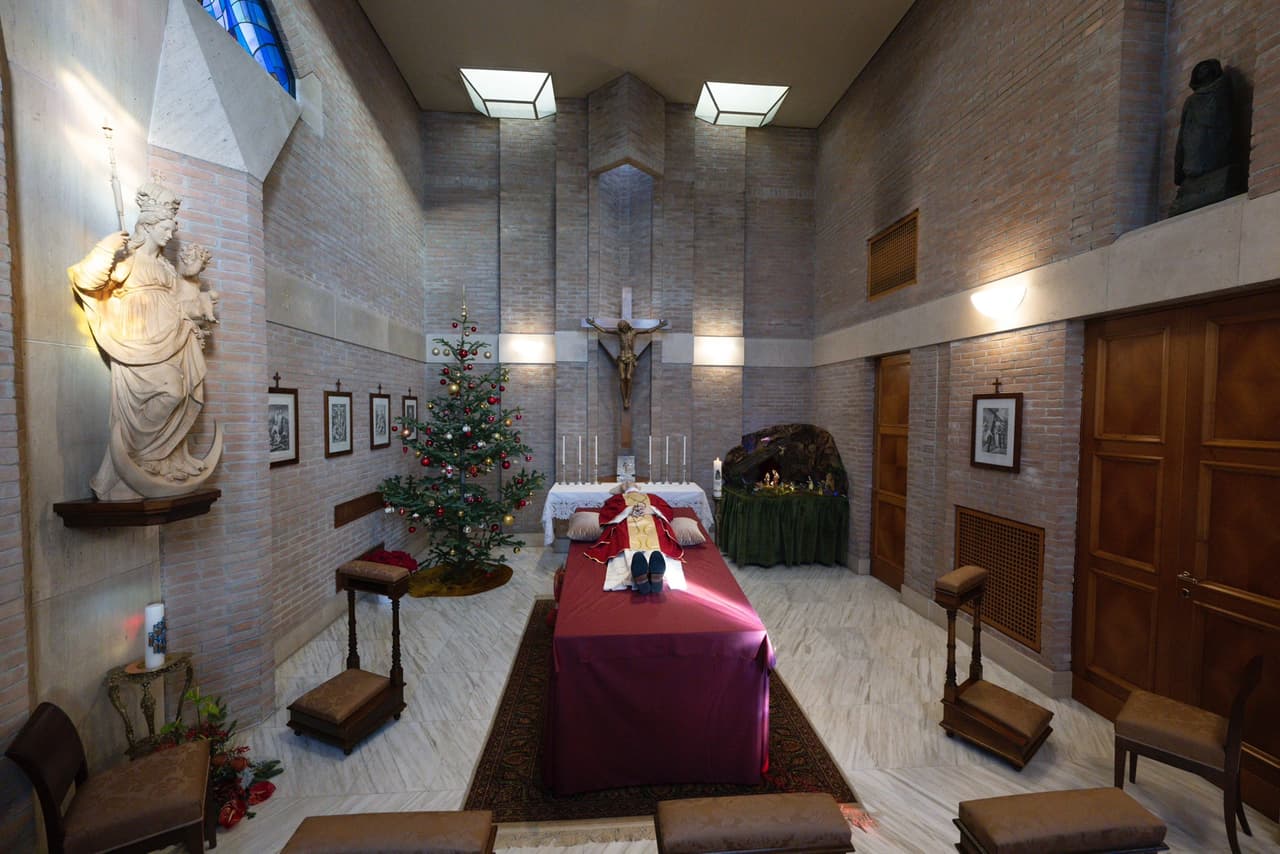 Otra de las fotografías que muestra la capilla donde reposan los restos mortales del Papa emérito, quien falleció el sábado 31 de diciembre de 2022.