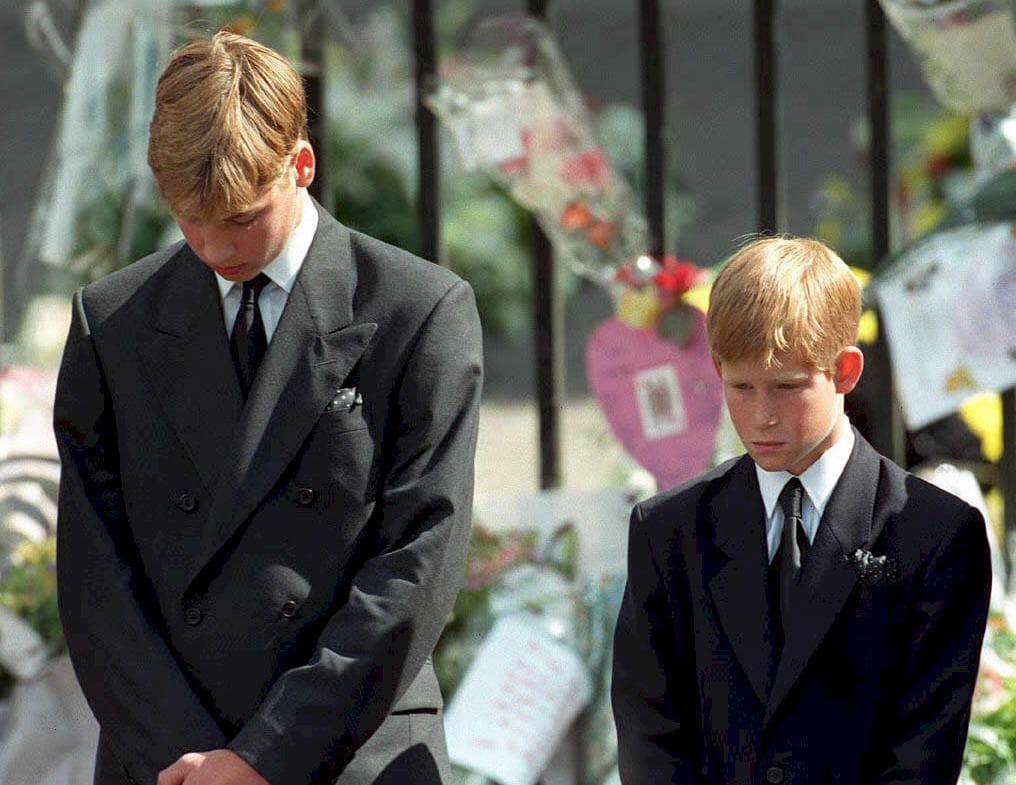 El día en que Lady Diana murió en París, el príncipe William tenía solo 15 años, mientras que su hermano Harry, 12. 
<br>
