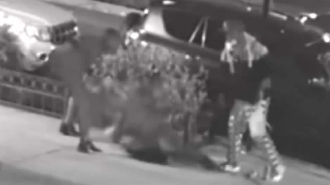 Golpeada hasta quedar inconsciente: buscan a los sospechosos de pegar y robar a una mujer en Brooklyn