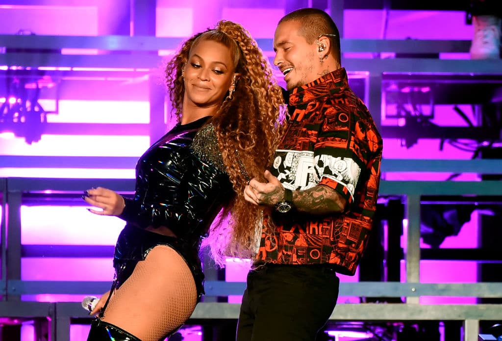 J Balvin es reconocido por ser de los pocos latinos que puede presumir haber compartido el escenario con artistas de la talla de Beyonce. Aquí los dos en Coachella 2018.
