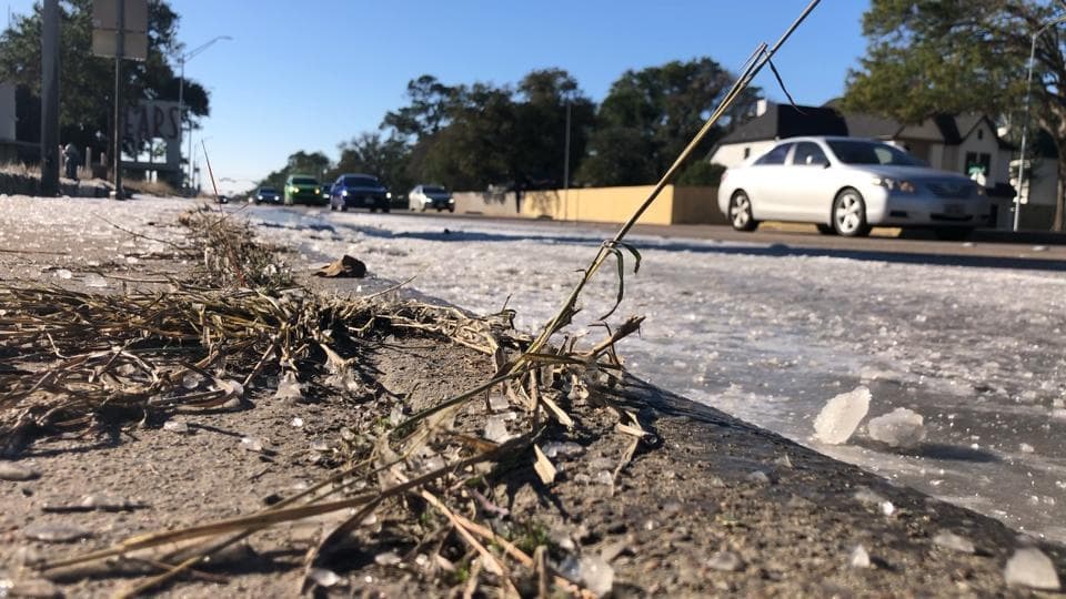 Fue en la cuadra 4000 de la calle Shepherd Drive donde también se formó la capa de hielo.