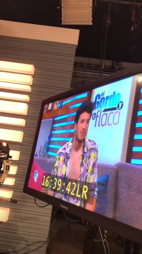 Sebastián pasó un divertido momento en el show y prometió desfilar por la alfombra roja de la próxima entrega de los Latin GRAMMY con la camisa abierta si Raúl lo hacía también.