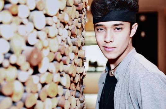 Joel preguntó a sus fans qué pueden hacer los menores de edad como él en Las Vegas.