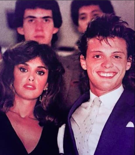 Se dice que alrededor de 1989 Lucía Méndez, ya en sus 30s, logró llamar la atención del corazoncito del cantante, quien rebasaba los 19.