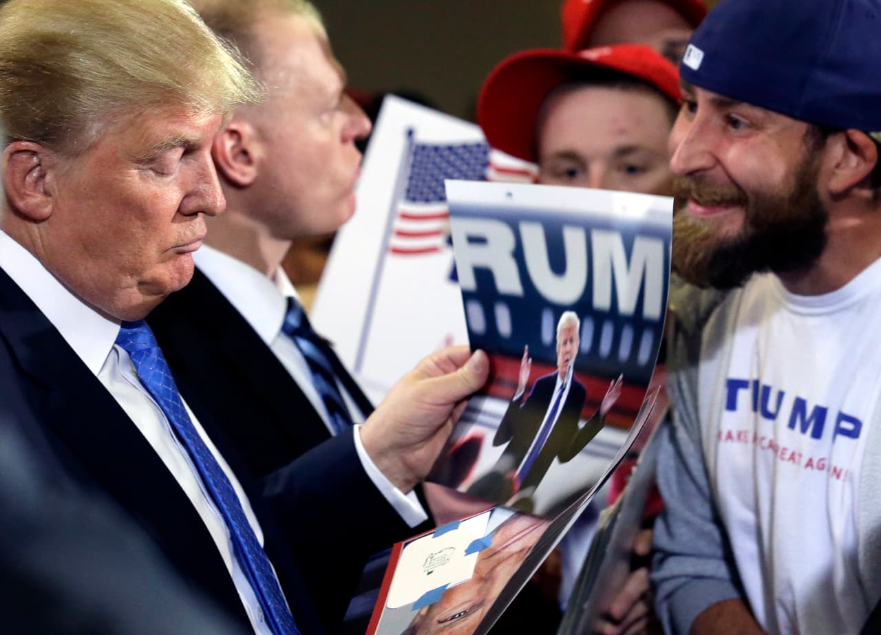 Trump chequea una imagen de sí mismo en un acto de campaña en Wisconsin.