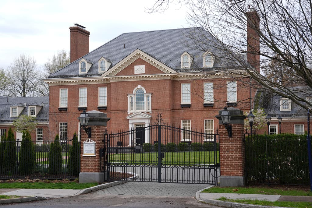 La investigación preliminar de las autoridades en Pensilvania refleja que el acusado subió por la verja de hierro, que tiene una altura de 2 metros (equivalentes a 7 pies) y está 
<b>monitoreada por cámaras de seguridad</b>. Al ser divisado
<b> invadiendo la propiedad</b>, oficiales lo persiguieron, pero en algún punto 
<b>se les desapareció</b>.