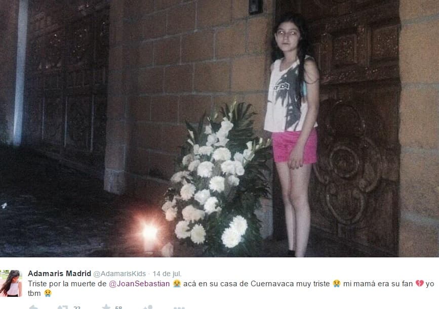 Algunos pequeños colocaron flores blancas y velas para poder iluminar el camino del famoso.