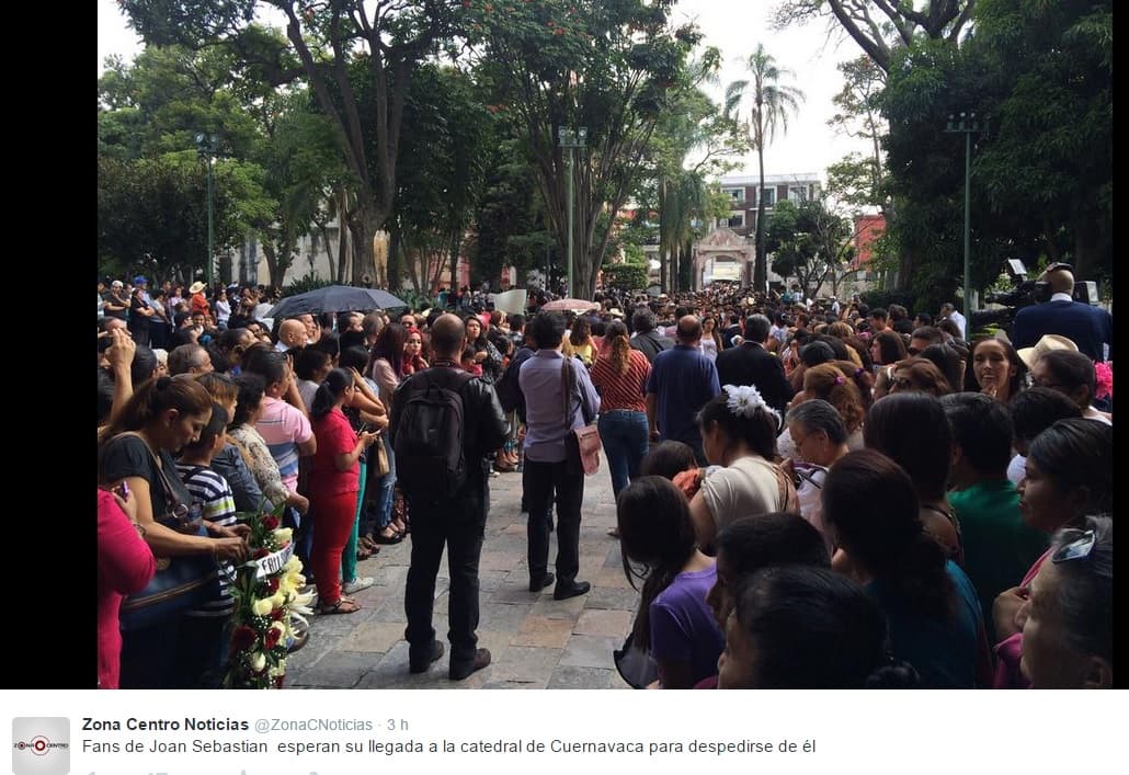 La tristeza inundó por completo las calles, la gente no paró de llorar y preguntarse el por qué tenía que pasarle esto a Joan Sebastian.